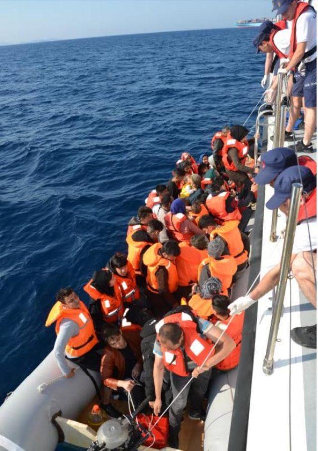 Foça'da denizde sürüklenen 53 kaçak göçmen kurtarıldı