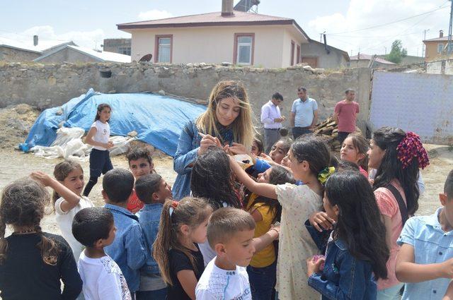 Bayramda eski öğrencilerini sevindirdi