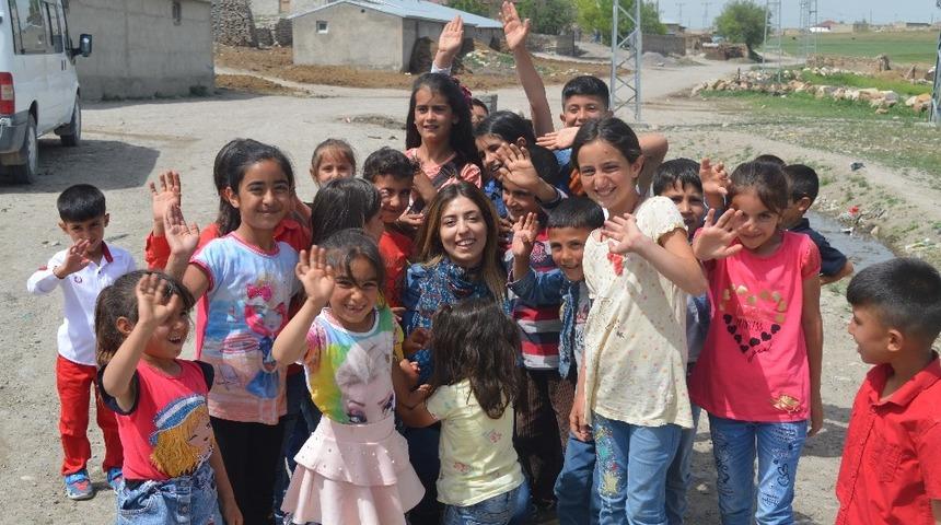 Bayramda eski &ouml;ğrencilerini sevindirdi