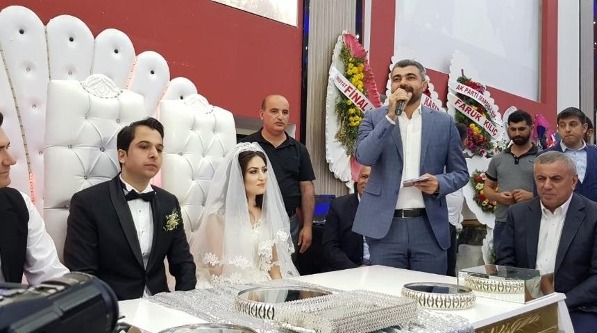 D&uuml;ğ&uuml;nde Binali Yıldırım&rsquo;a destek s&ouml;z&uuml; veren gelin evlilik c&uuml;zdanını kaptı