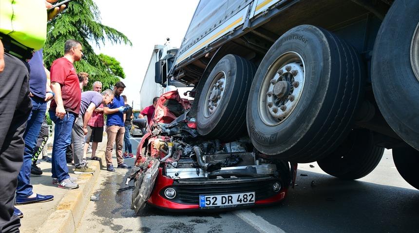 Trabzon'da otomobil TIR'ın altında kaldı: 3 yaralı