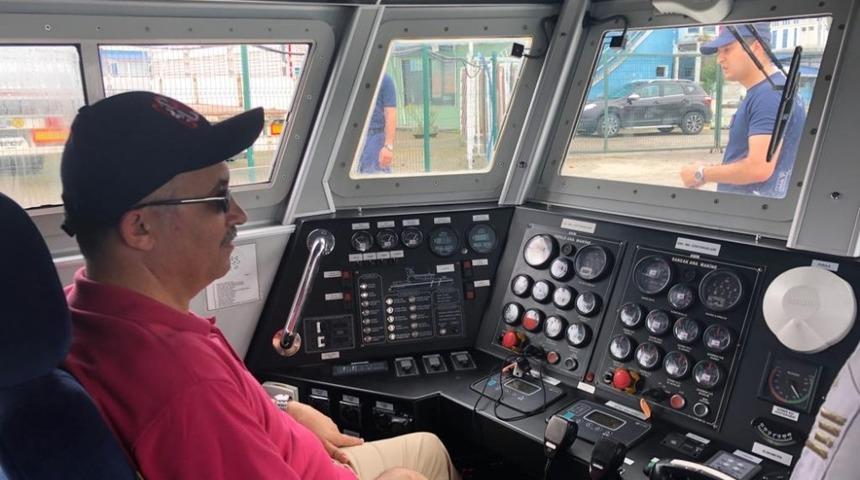 Vali &Ccedil;eber, Sahil G&uuml;venlik Botu ile denize a&ccedil;ılarak &ccedil;alışmalar hakkında brifing aldı