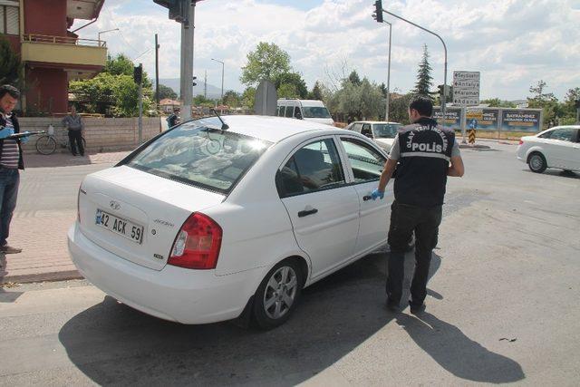 Otomobiller çarpıştı, altında kalan genç kız hayatını kaybetti