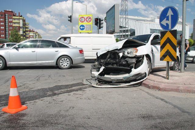 Otomobiller çarpıştı, altında kalan genç kız hayatını kaybetti