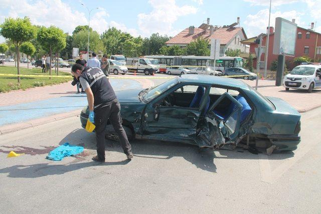 Otomobiller çarpıştı, altında kalan genç kız hayatını kaybetti