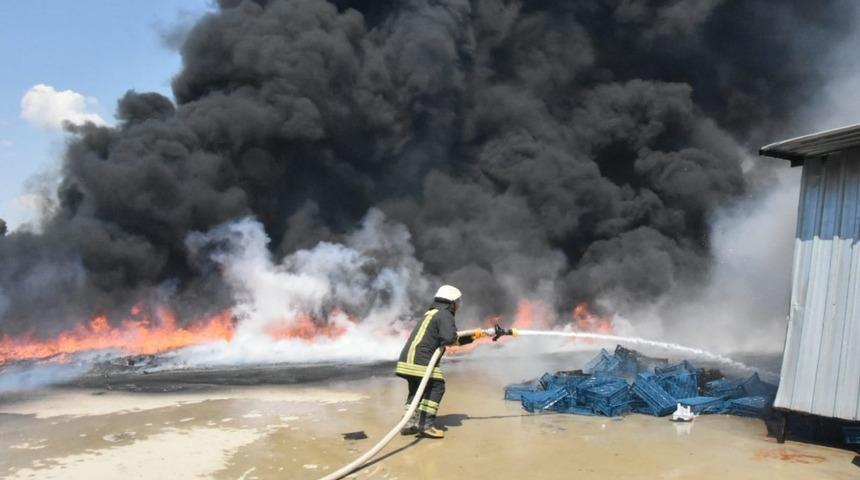 Tarlada yakılan anız imalat at&ouml;lyesini k&uuml;l etti