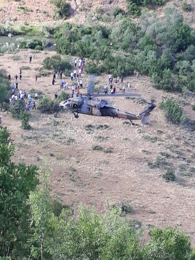 Kaya parçası üzerine düşen şahıs, askeri helikopterle kurtarıldı