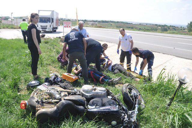 Kamyona çarpan motosikletteki 2 kardeş yaralandı