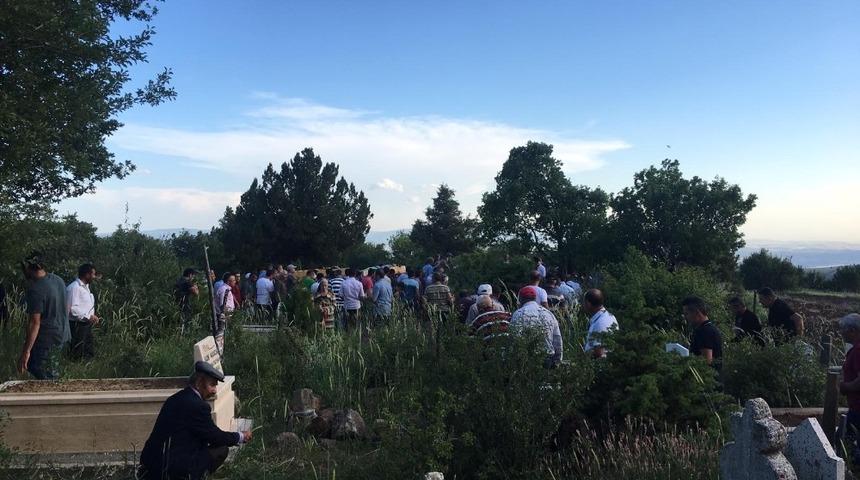 Traktörle uçuruma yuvarlanan 3 kişi toprağa verildi