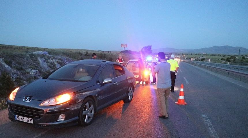 Otomobil bariyere çarptı: 3 yaralı