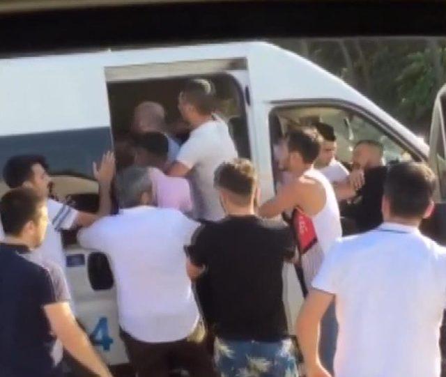 Arnavutköy'de kaza sonrası kavga kamerada