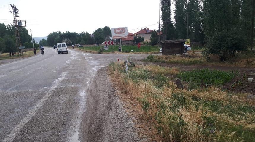 Şuhut&rsquo;ta otomobil tarlaya girdi: 2 yaralı