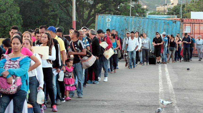 Binlerce Venezuelalı &uuml;lkeyi terk ediyor