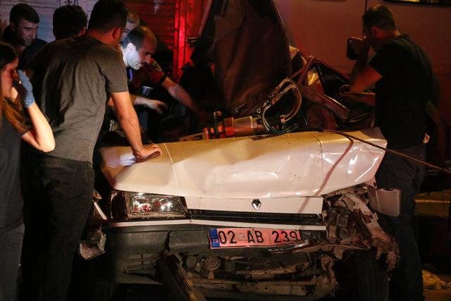 Kamyon, kırmızı ışıktaki üç otomobile çarptı: 3 yaralı