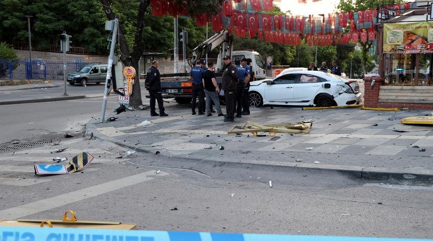 Ankara&rsquo;da kaza: 1&rsquo;i ağır, 3 yaralı