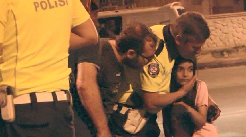 Kaza sonrasında korkan küçük kızı trafik polisi sakinleştirdi