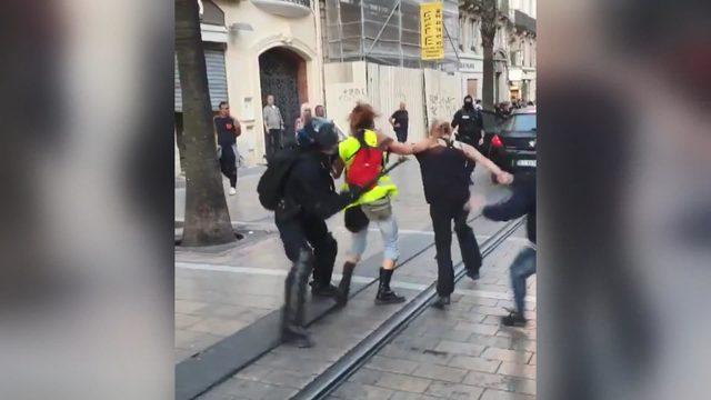 Sarı yelekli kadın eylemcilere polis şiddeti