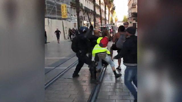 Sarı yelekli kadın eylemcilere polis şiddeti
