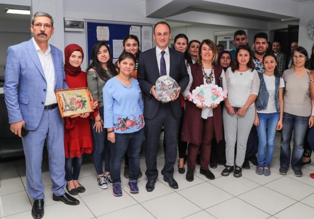 Engelliler sanatla para kazanıyor