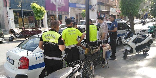 Trafik polisleri uyarı levhasına aldırış etmeyenleri affetmedi