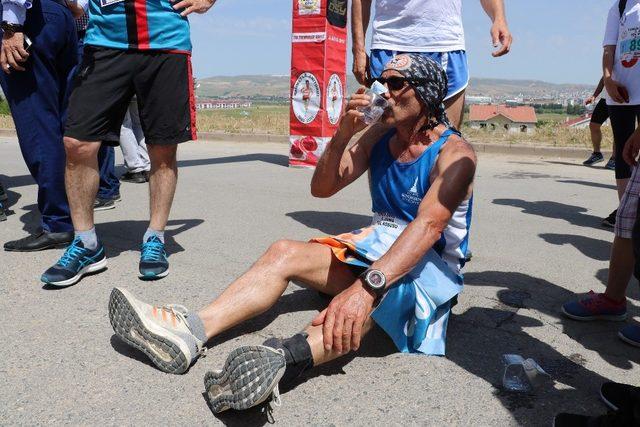 Ölen oğlu anısına düzenlediği geleneksel koşu yarışmasına 350 sporcu katıldı
