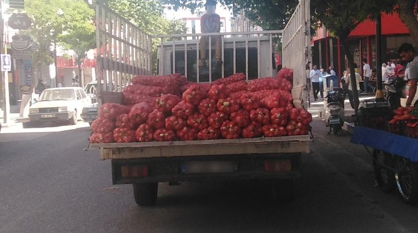 Kamyonet kabinin &uuml;zerindeki &ccedil;ocukla ilerledi