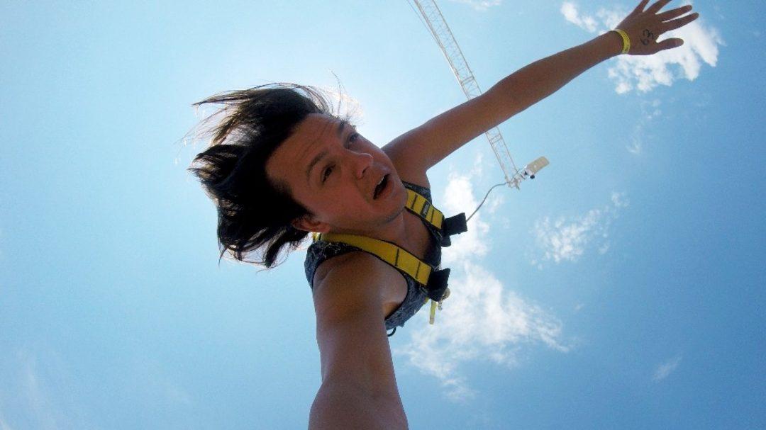 Евро банджи в аквапарке. Прыжки с тарзанки несчастные случаи. Роупджампинг алтай. Несчастные случаи на тарзанке. Тандем банджи джампинг.