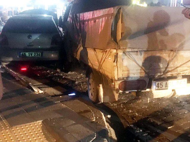 Sürücüsü 'dur' ihtarına uymayan kamyonet, otomobile çarptı: 3 yaralı
