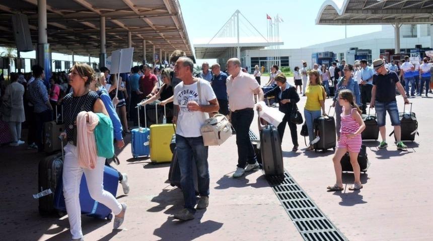 Antalya&rsquo;da g&uuml;nl&uuml;k yolcu rekoru: "85 bin turist"