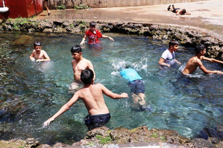 Sıcaktan bunalan çocuklar Anzele suyuna koştu G2