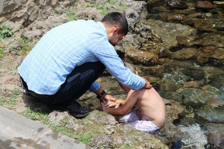 Sıcaktan bunalan çocuklar Anzele suyuna koştu G3