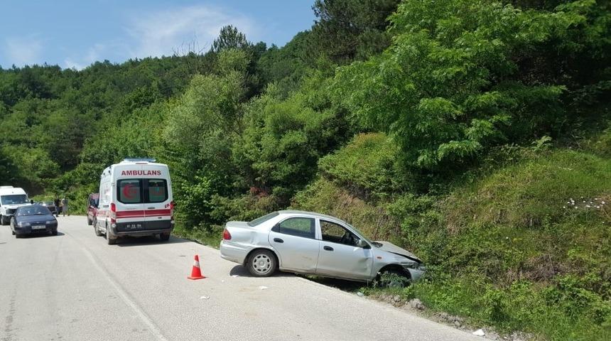 &Ouml;nce bariyerlere sonra toprak zemine &ccedil;arptı; 2 kişi yaralandı