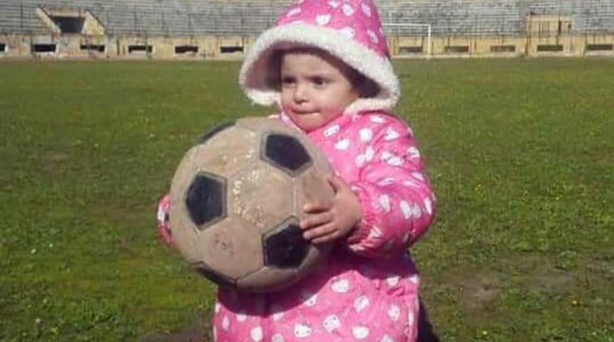 Türk Kızılayı’nın giydirdiği bebek hava bombardımanında yaşamını yitirdi