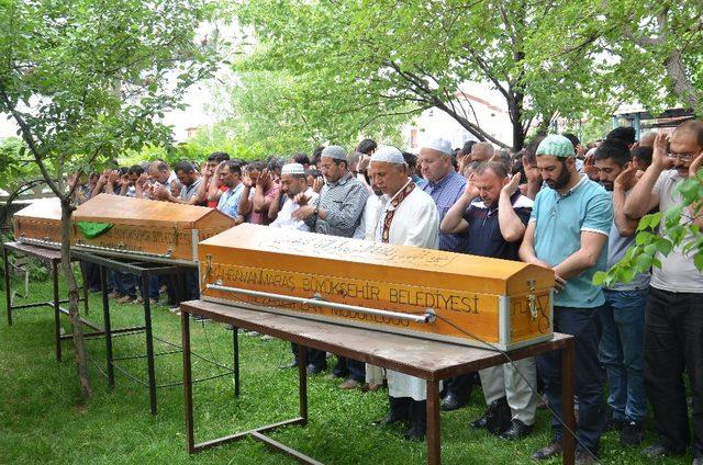 Kazada ölen anne, baba ve oğul yan yana defnedildi