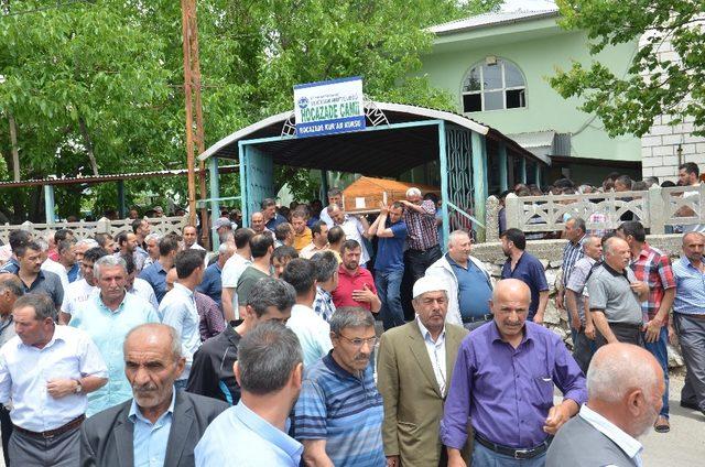 Kazada ölen anne, baba ve oğul yan yana defnedildi