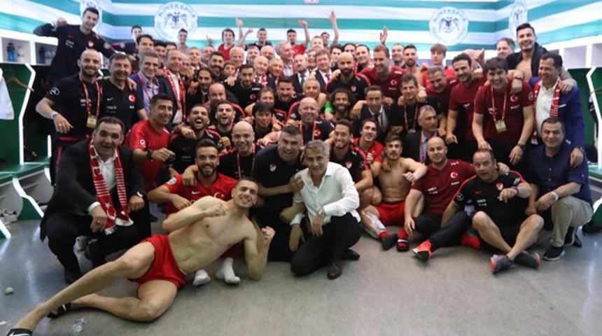 A Milli Takım'dan Fransa galibiyeti pozu