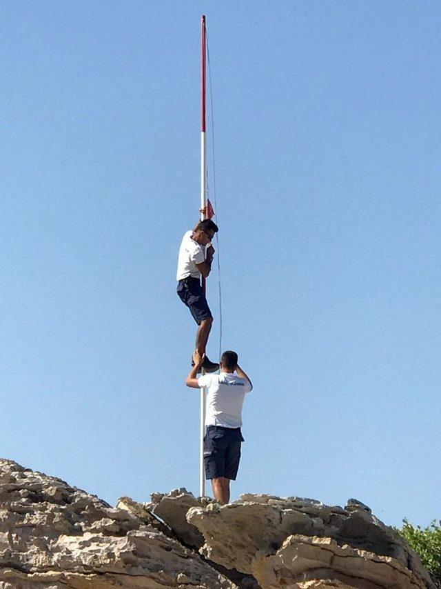 Sahil Güvenlik ekiplerinin Bayrak hassasiyeti