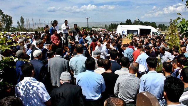 İstanbul'daki kazada ölen anne ve 2 çocuğu, toprağa verildi