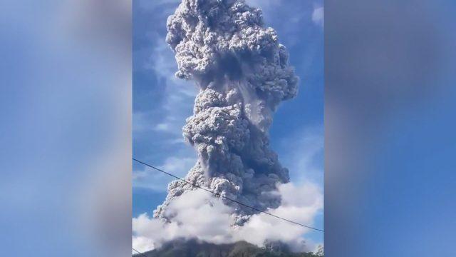 Sinabung yanardağı patladı, külleri 7 bin metreye kadar yükseldi
