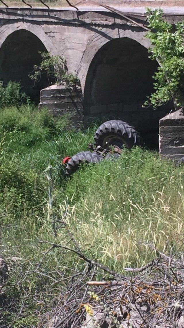 Dursunbey’de traktör köprüden uçtu: 1 ölü