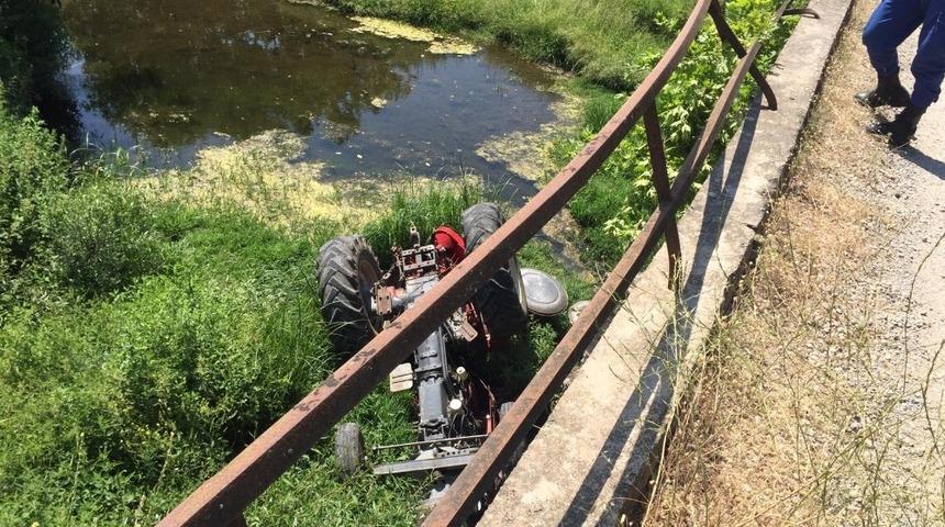 Dursunbey&rsquo;de trakt&ouml;r k&ouml;pr&uuml;den u&ccedil;tu: 1 &ouml;l&uuml;