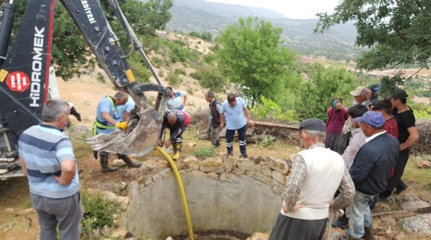 Su kuyusuna d&uuml;şen dana itfaiye ekiplerince kurtarıldı