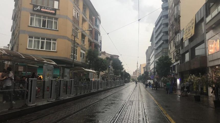 Eskişehir&rsquo;de aniden bastıran yağmur vatandaşlara zor anlar yaşattı