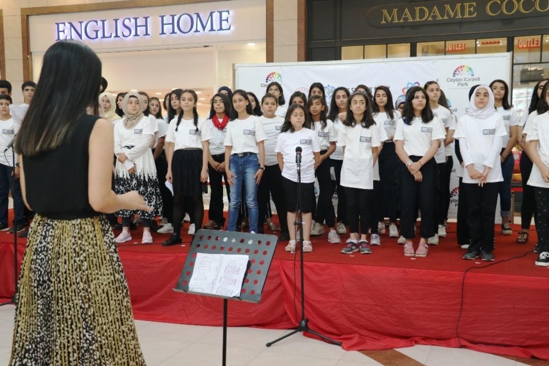 &rsquo;&Ccedil;ok Ses Tek Y&uuml;rek&rsquo; gen&ccedil;lik korosunun ilk konseri b&uuml;y&uuml;k ilgi g&ouml;rd&uuml;