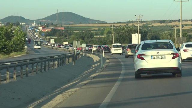 Karacabey-Bursa yolunda tatil dönüşü uzun trafik kuyruğu