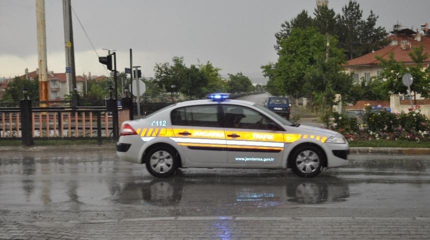 Şuhut’ta şiddetli yağış ve dolu etkili oldu