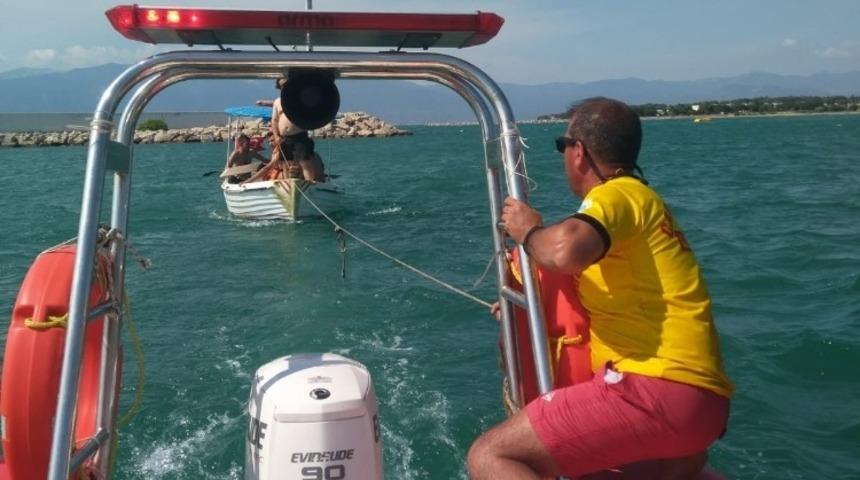 Burhaniye&rsquo;de denizde arızalanan teknede mahsur kalanları itfaiye kurtardı