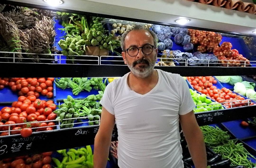 Bayram yoğunluğu &Ccedil;eşme esnafının y&uuml;z&uuml;n&uuml; g&uuml;ld&uuml;rd&uuml;