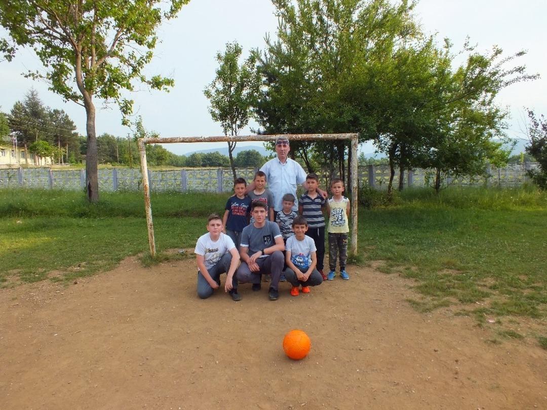 Teknoloji bağımlılığını azaltmak i&ccedil;in &ccedil;ocuklarla her g&uuml;n oyun oynuyor