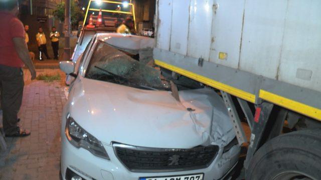 Avcılar da otomobil park halindeki kamyona arkadan &ccedil;arptı: 1 yaralı 1